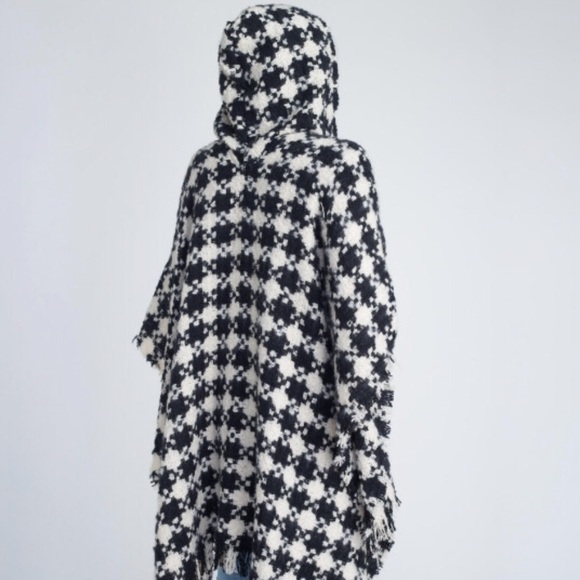 Chic Boutique Houndstooth shawl - Picture 3 of 4
